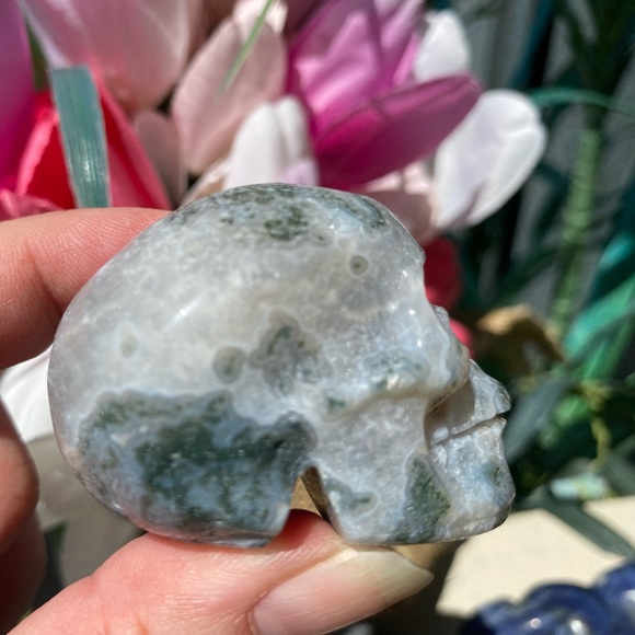 Small Moss Agate & Quartz Skull - Picture 6 of 13